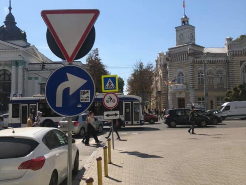 В центре Кишинева водителей путают дорожными знаками