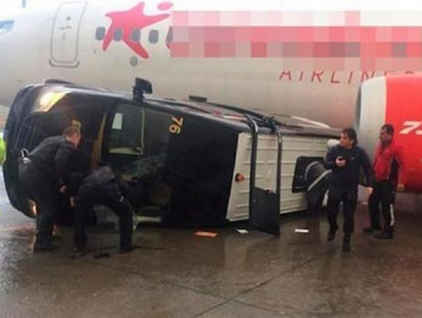 Торнадо снес автобус с пассажирами в аэропорту Антальи