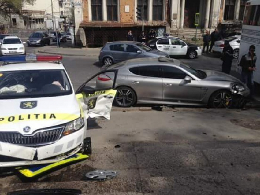 В центре Кишинева столкнулись Porsche и автомобиль полиции