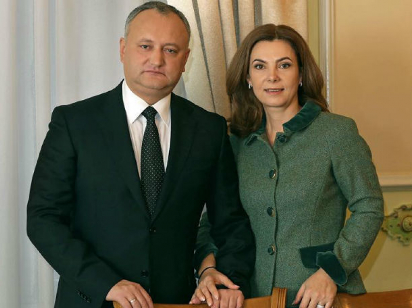 Масштабную акцию для четырех многодетных семей начали президент Молдовы с женой 