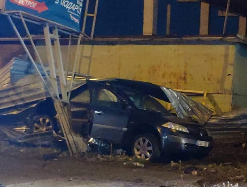 В Кишиневе лихой автомобилист протаранил забор стройки и рекламный щит