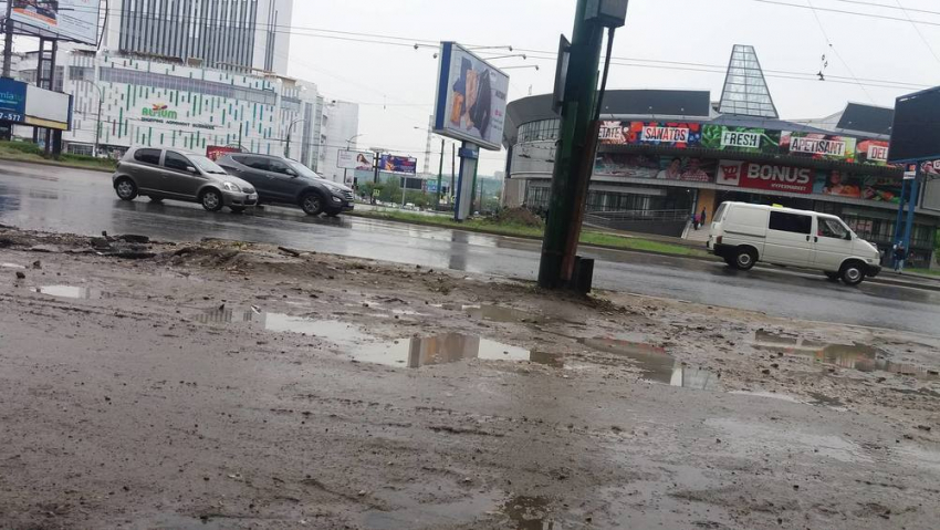 После дождей перекресток бульваров Негруцци и Гагарина стал непроходимым
