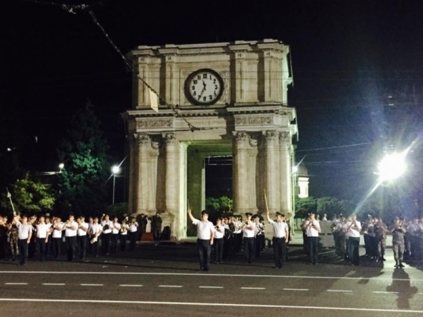 Ночную репетицию парада по случаю Дня независимости на ПВНС сняли на видео и фото 