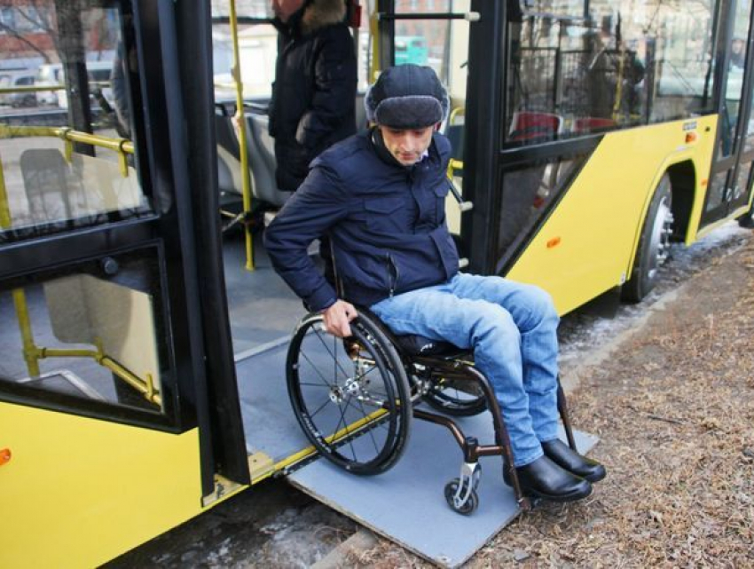 Водитель столичного троллейбуса проигнорировал инвалида-колясочника 