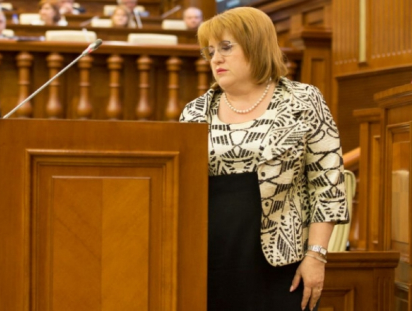 И мальчики кровавые в глазах - что чудится Домнике Маноле под окнами ее дома?