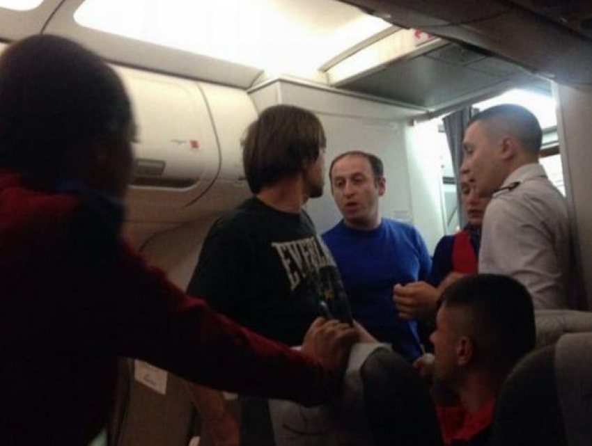 Скандал на рейсе AirMoldova Лондон - Кишинев: пьяный пассажир учинил дебош в салоне, закуривая сигареты и ругаясь с экипажем