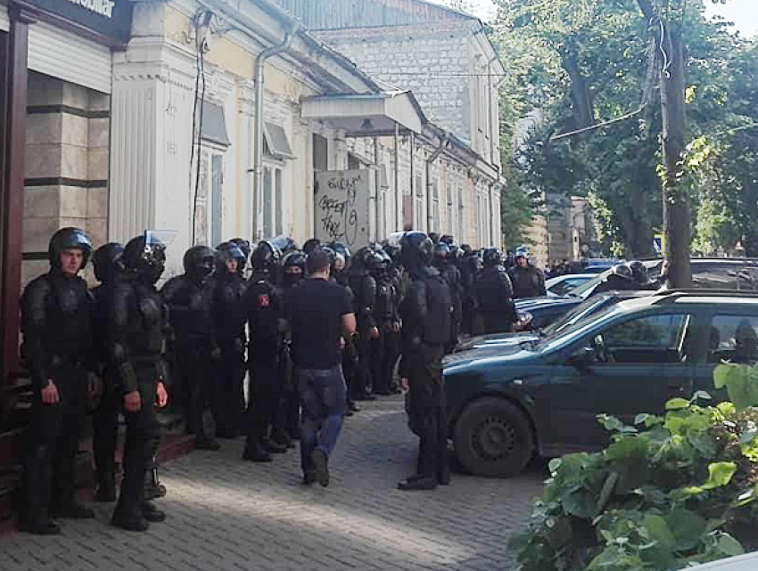 Скопление вооруженных правоохранителей в бронежилетах зафиксировали в центре Кишинева