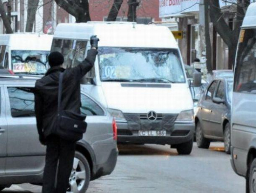 В Кишинёве маршрутка разъезжает с огромной дырой в днище (видео)