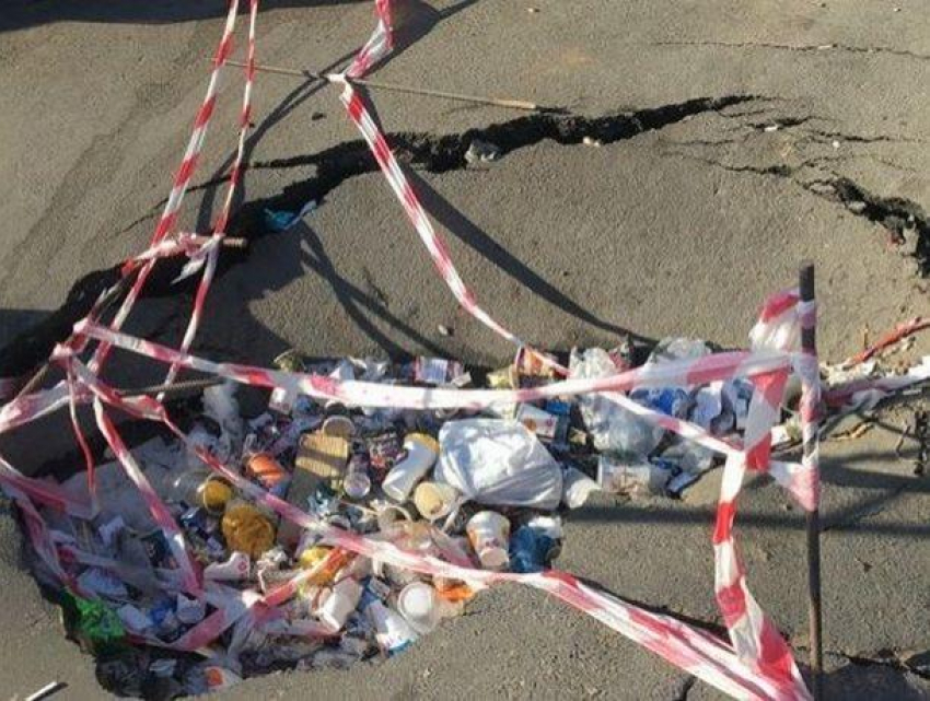 На территории рынка в центре Кишинева появилась огромная яма, забитая мусором