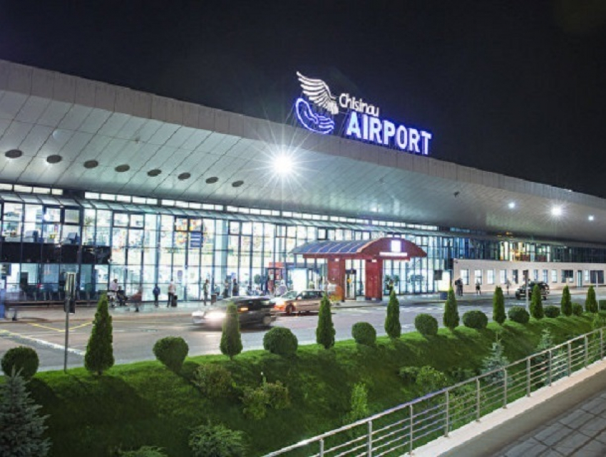 Женщина погибла под колесами такси у входа в аэропорт Кишинева