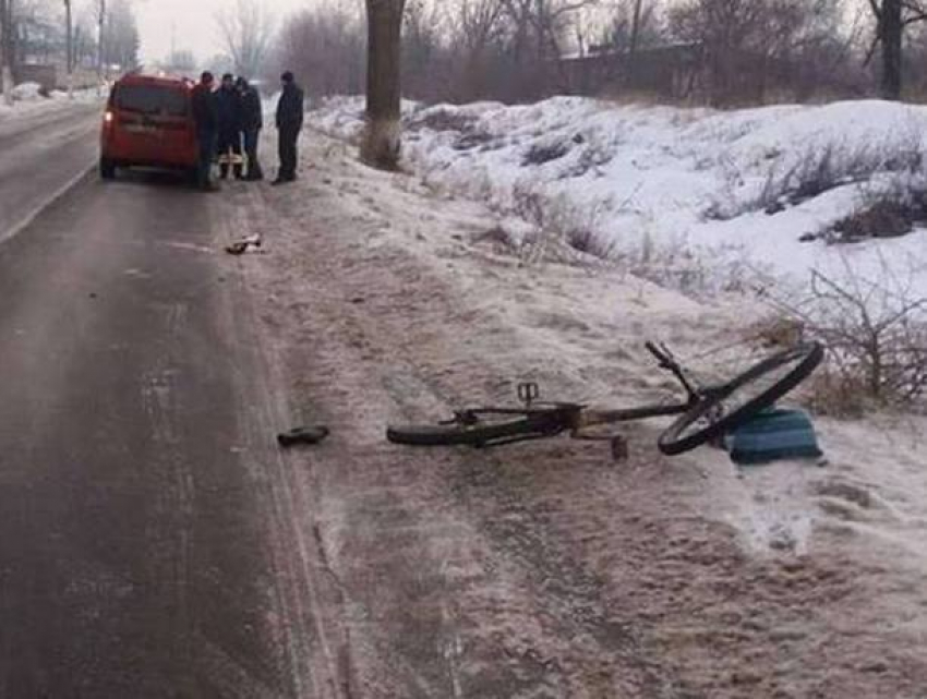 Автомобиль сбил велосипедиста в Новоаненском районе: мужчина в коме