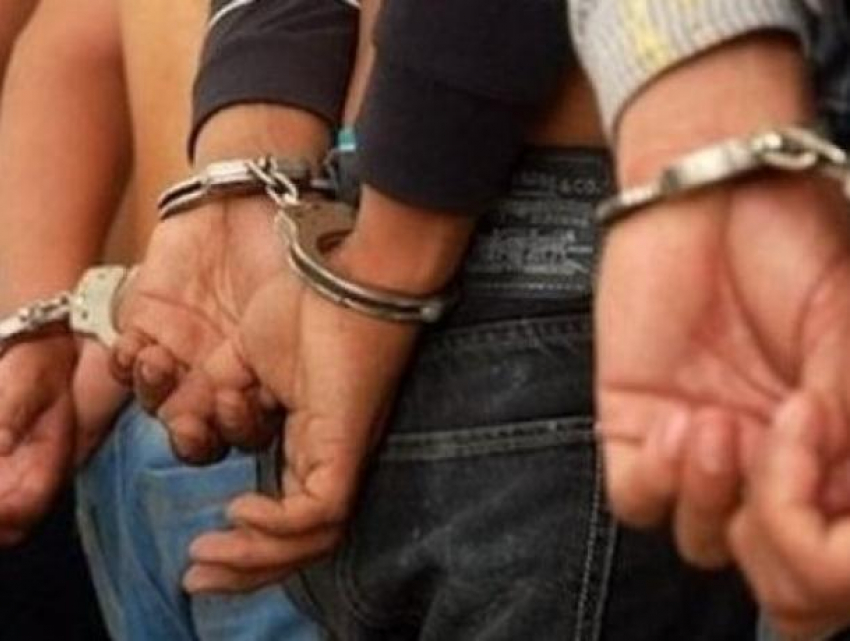 Двое из шести парней, обвиняемых в изнасиловании двух девушек, остаются под стражей