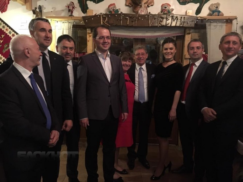 Гимпу, Зотя, Сырбу и Шалару отдохнули с евродепутатами в ресторане и устроили с ними фотосессию 
