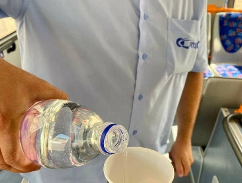 Бесплатная раздача воды в общественном транспорте по-прежнему актуальна