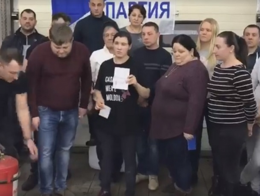 Сторонники Усатого устроили сожжение молдавских паспортов