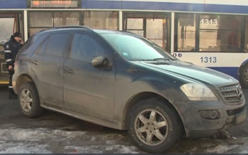 В центре Кишинева столкнулись троллейбус и легковой автомобиль