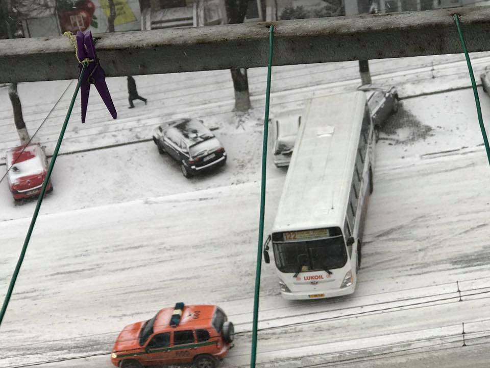 На Негруцци автобус занесло на припаркованные автомобили
