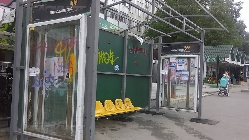 Примэрия устанавливает «новые» остановки общественного транспорта, которые выглядят как старые