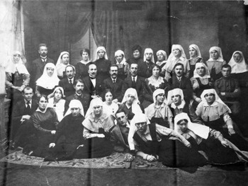 Персонал Земской Больницы во время Первой Мировой Войны.jpg