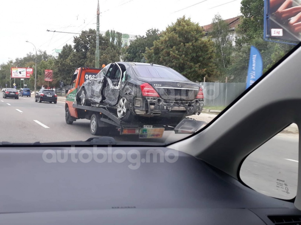 Разбитую в автокатастрофе машину президента Молдовы доставили в Кишинев