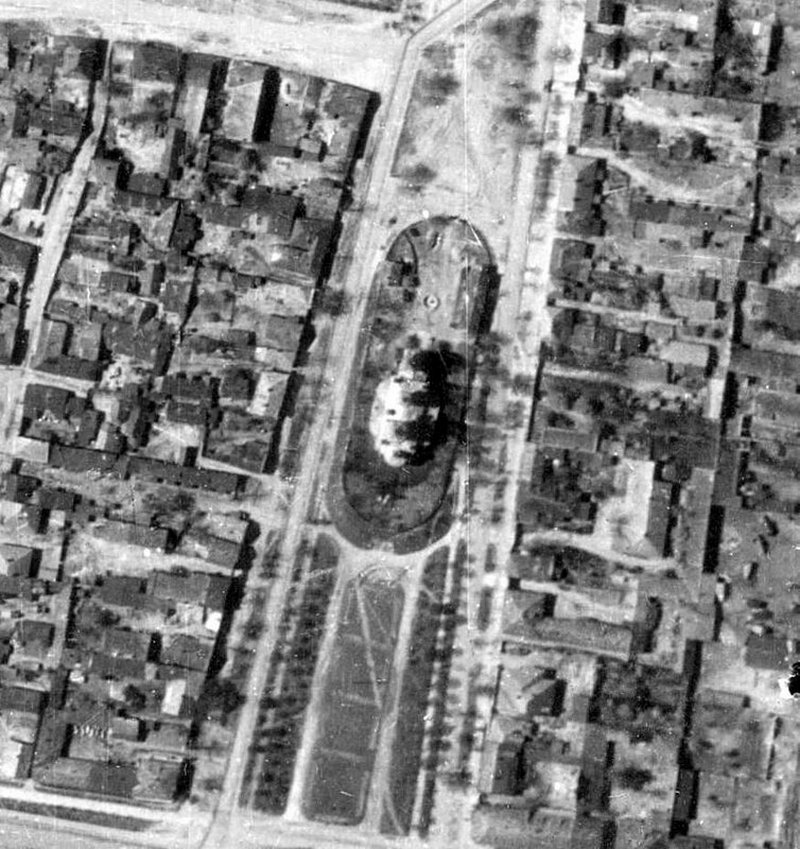 Чуфлинская церковь. Кадр немецкой аэрофотосъёмки 1944-го года..jpg