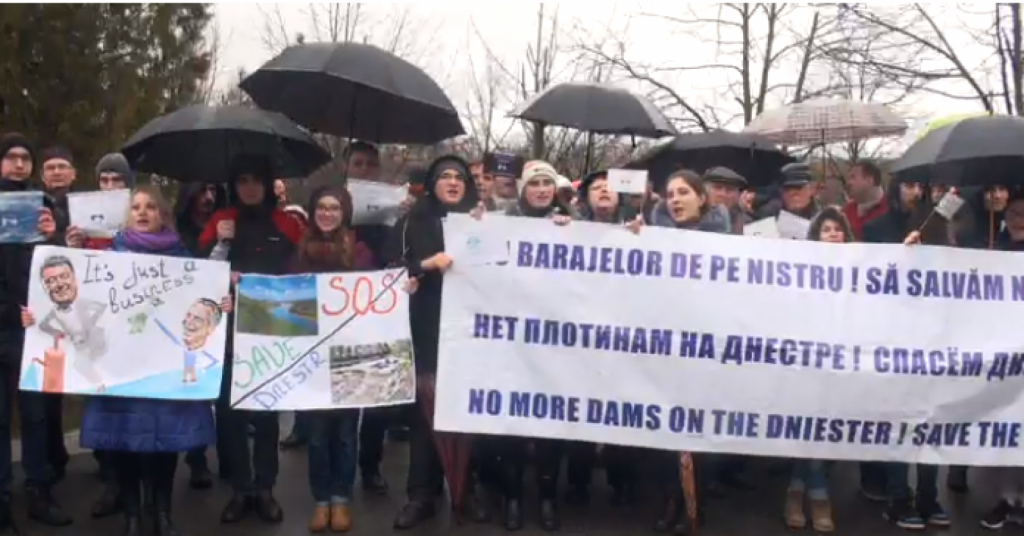 live-protest-la-ambasada-ucrainei-din-chisinau-nu-distrugerii-nistrului-1521036118.png