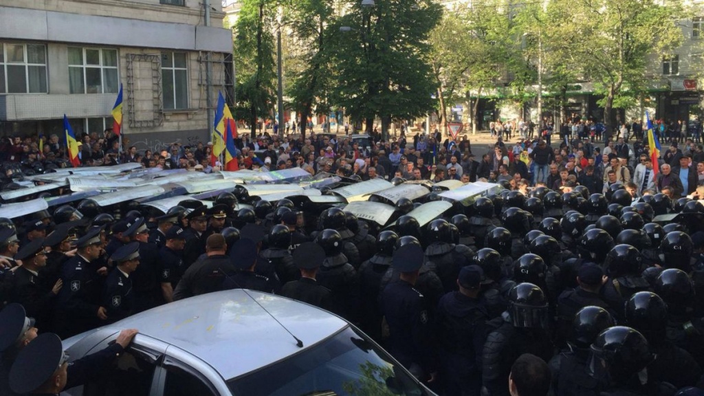 video--bataie-intre-protestatari-si-carabinieri-18516.jpg