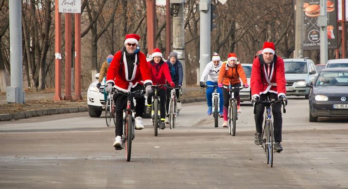 Moșii pe bicicletă.jpg