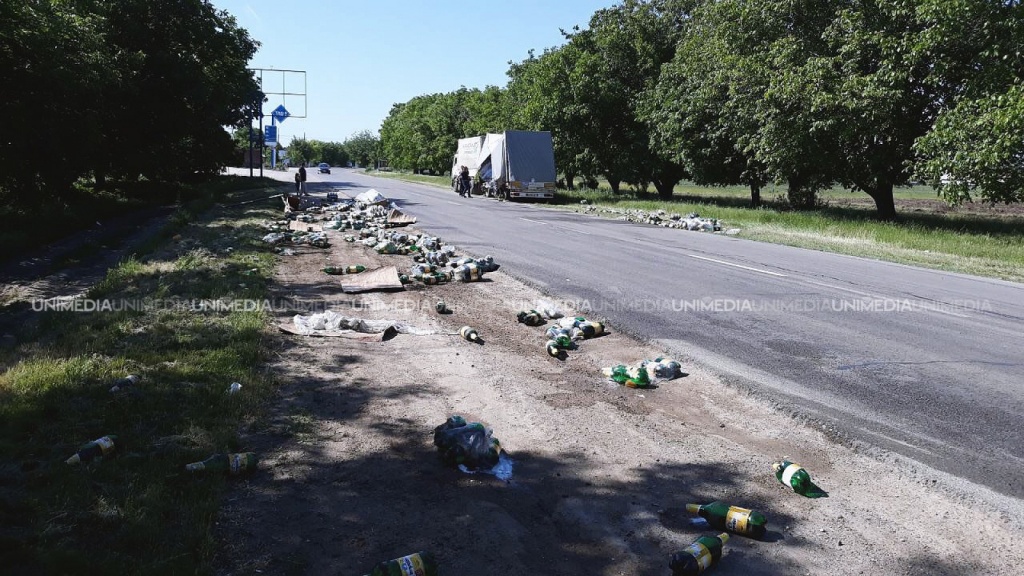 foto-accident-cu-gust-de-bere-la-comrat-sute-de-sticle-au-cazut-dintr-un-camion-la-comrat-1527160241.jpg foto-accident-cu-gust-de-bere-la-comrat-sute-de-sticle-au-cazut-dintr-un-camion-la-comrat-1527160241.jpg