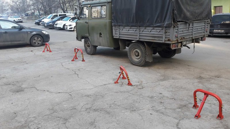 Нарушителей заблокируют: новый метод борьбы с «безномерными» авто на парковках в Казани